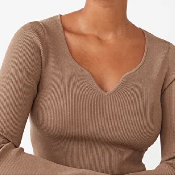 🔥DESIGNED IN LOS ANGELES Fitted Top🫶 - Picture 3 of 8